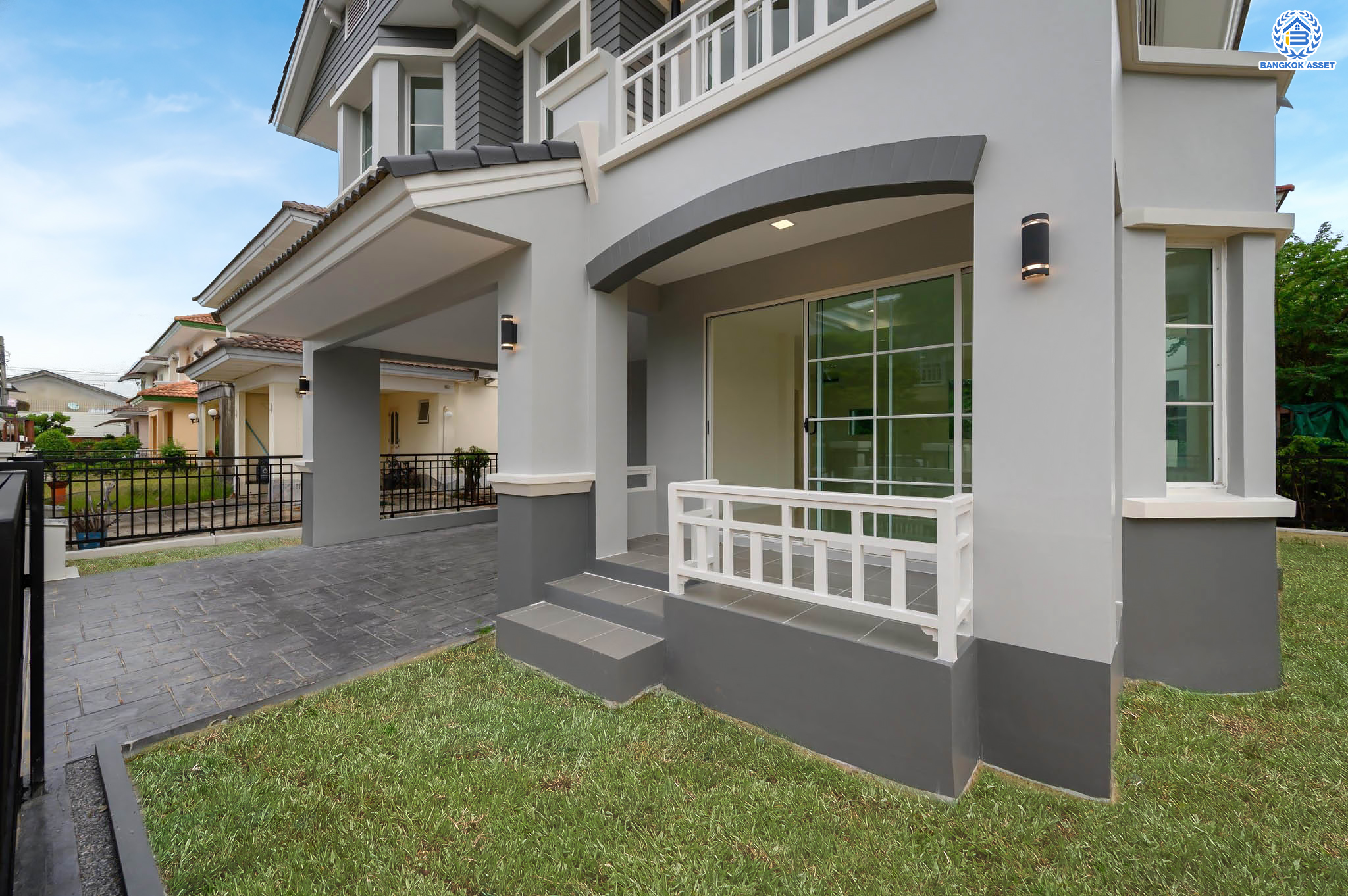 บ้านมือสองตกแต่งใหม่ แบรนด์ LH โครงการ มัณฑนา เพชรเกษม81 พร้อมรองรับทุกความสุข บนเนื้อที่ 54.4 ตร.ว. พื้นที่ใช้สอยกว่า 123.84 ตร.ม. พร้อมฟังก์ชัน 3 ห้องนอน 3 ห้องน้ำ จอดรถได้ 2 คัน บนทำเลเชื่อมต่อสู่ ถ.เพชรเกษม, ถ.พุทธมณฑลสาย4 ใกล้เดอะมอลล์ บางแค และม.มหิดล...